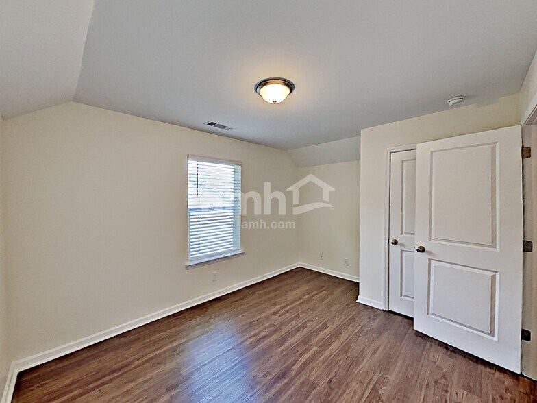 Building Photo - 529 Camp dr