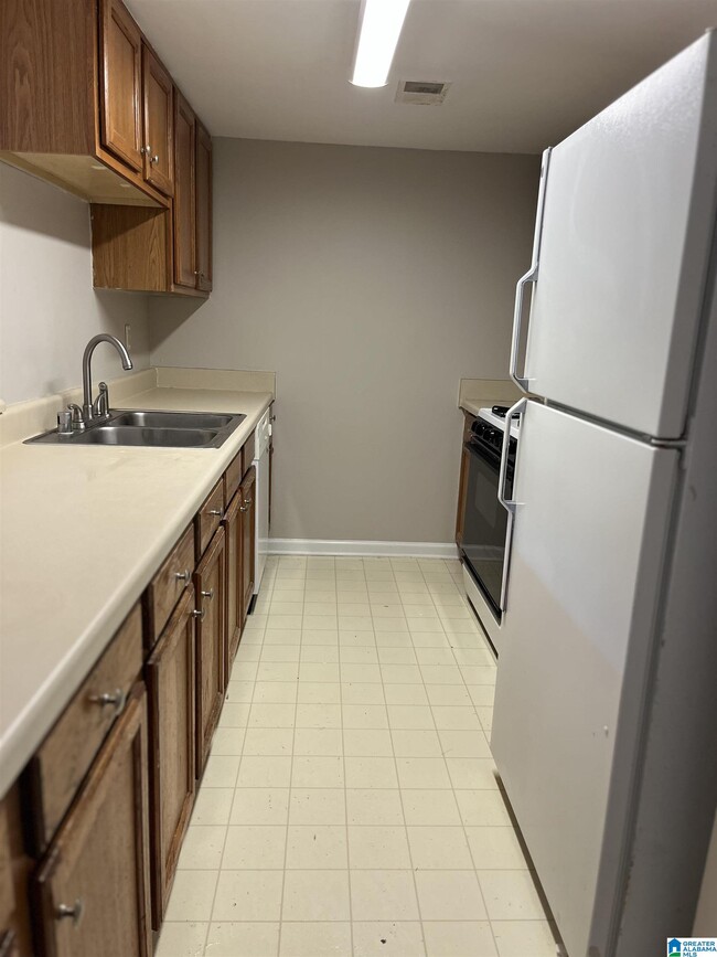 Building Photo - 5040 Cheshire Ct