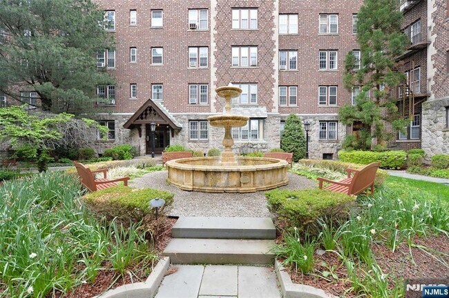 Building Photo - 275 Engle St