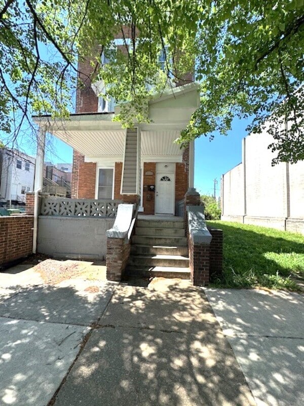 Building Photo - 2402 Lakeview Ave