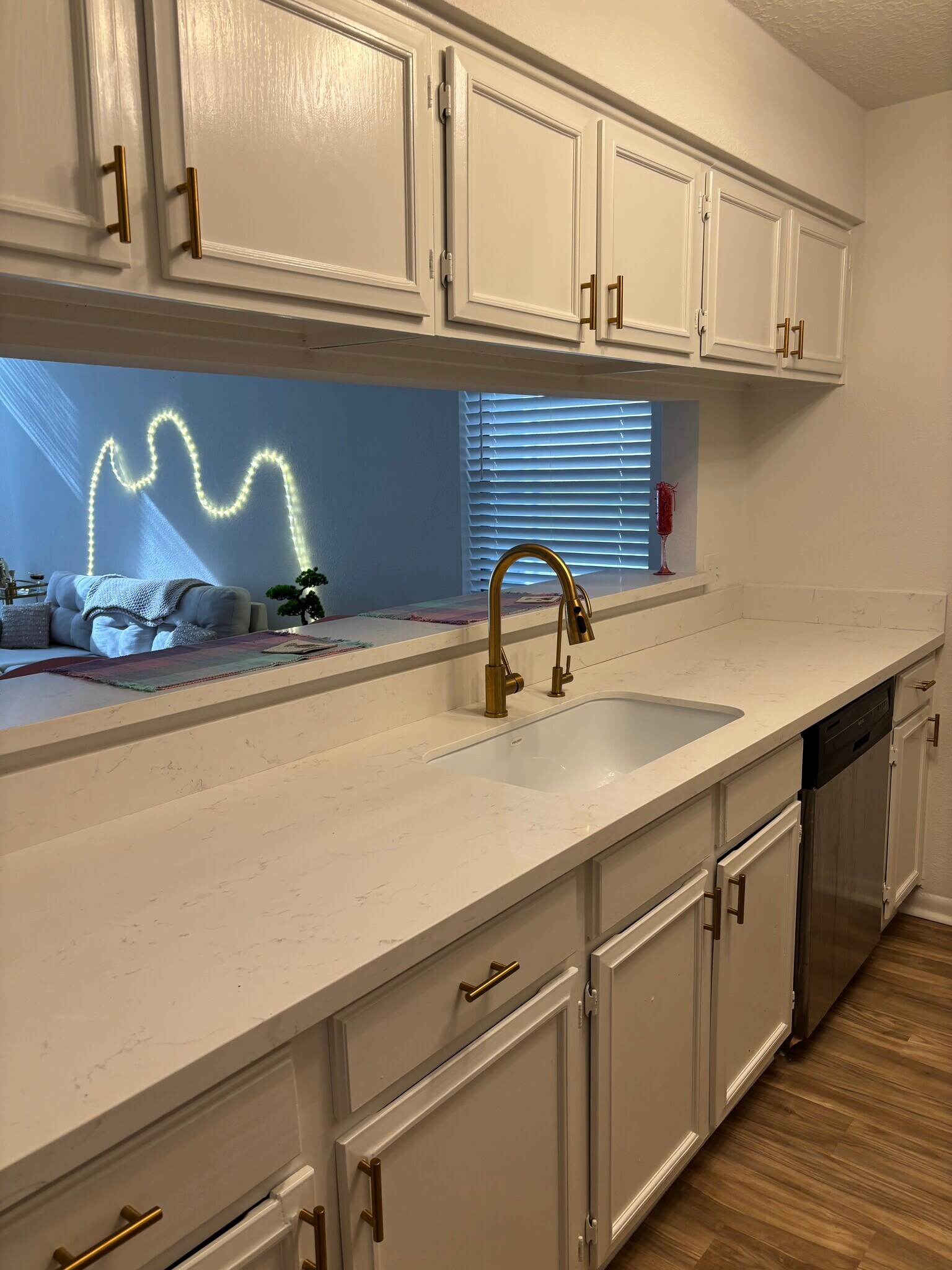 Newly renovated full kitchen - 1914 Harbour Dr