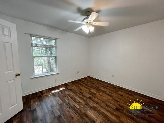 Building Photo - Crestview Home with Beautiful NEW back deck!