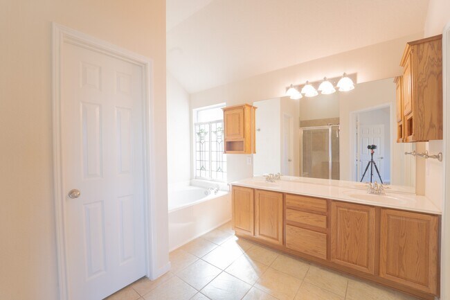 Building Photo - 2910 Sandleigh Dr