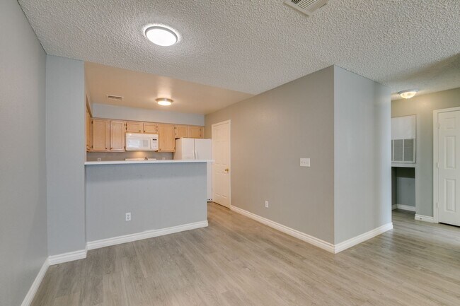 Building Photo - 2117 Willowbury Dr