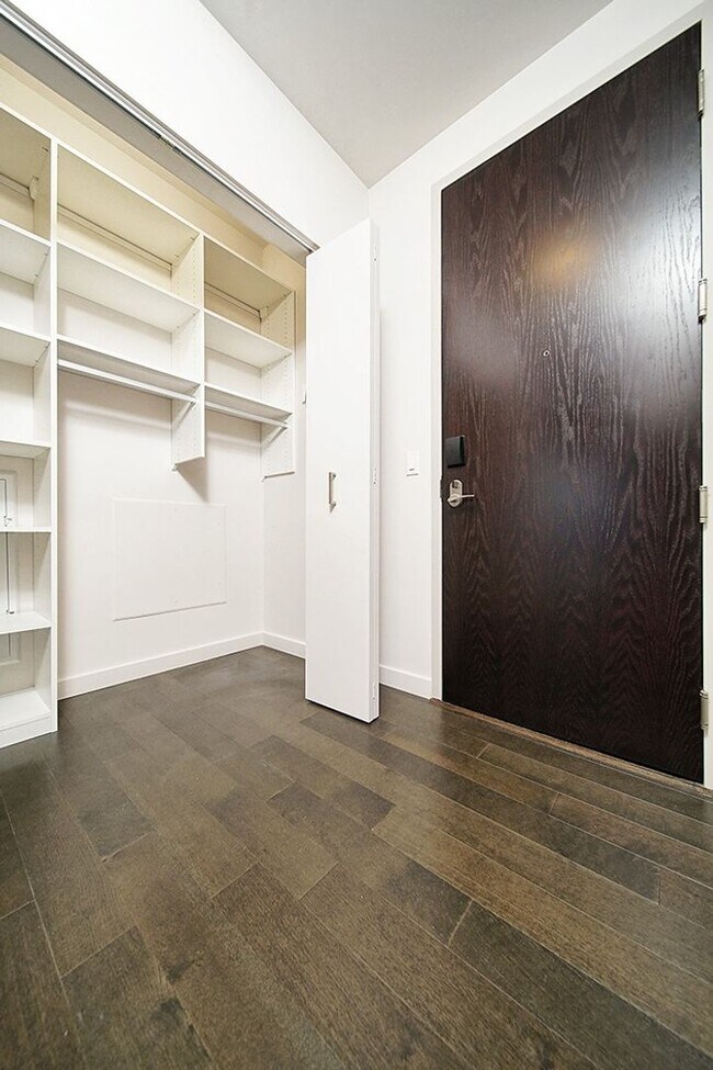 Building Photo - Stunning 505 Condo!