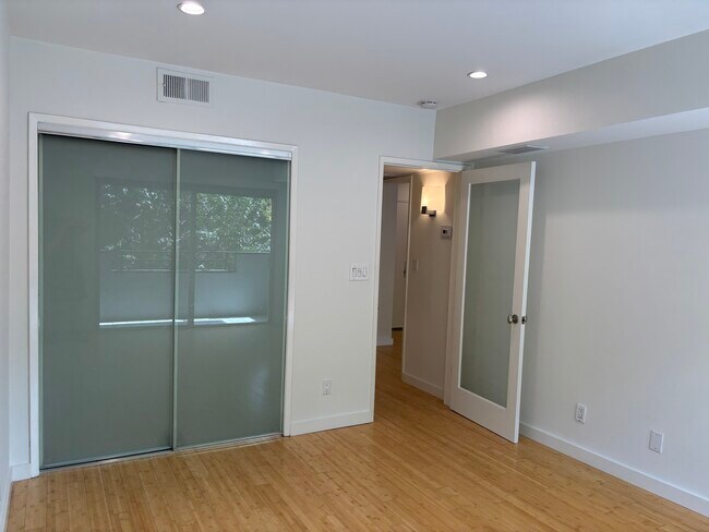 Building Photo - 1250 N Kings Rd