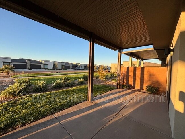 Building Photo - 2916 E Snowberry Dr