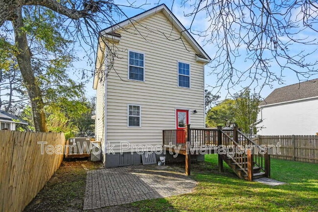 Building Photo - 1124 5th Ave