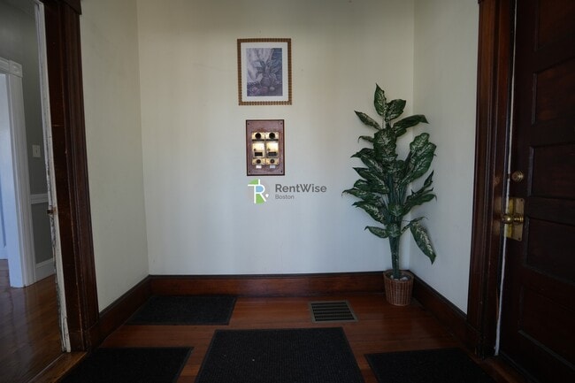 Building Photo - 129 Draper St