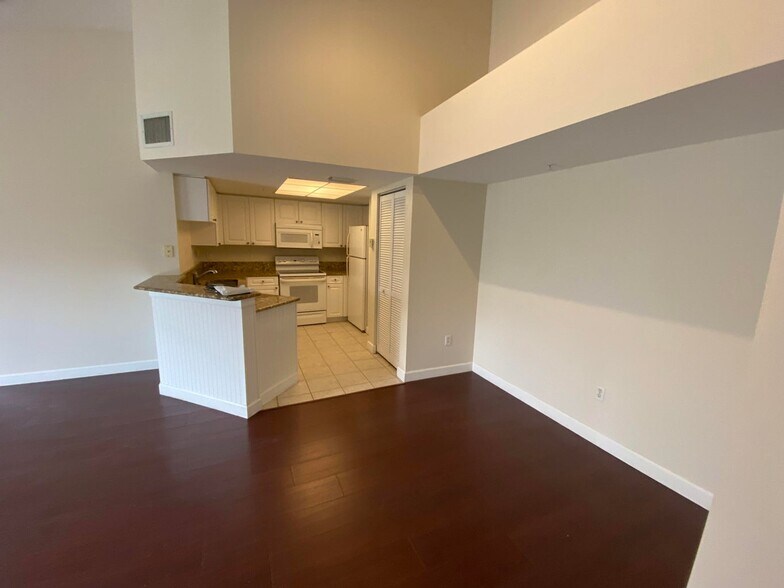 Building Photo - 1100 Crestwood Ct S