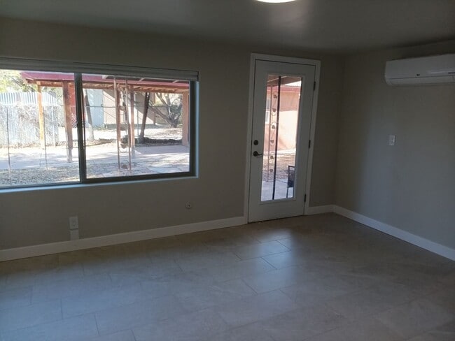 Building Photo - Stunning 4-bedroom 3-bathroom home in Santa Fe! Showings available NOW!