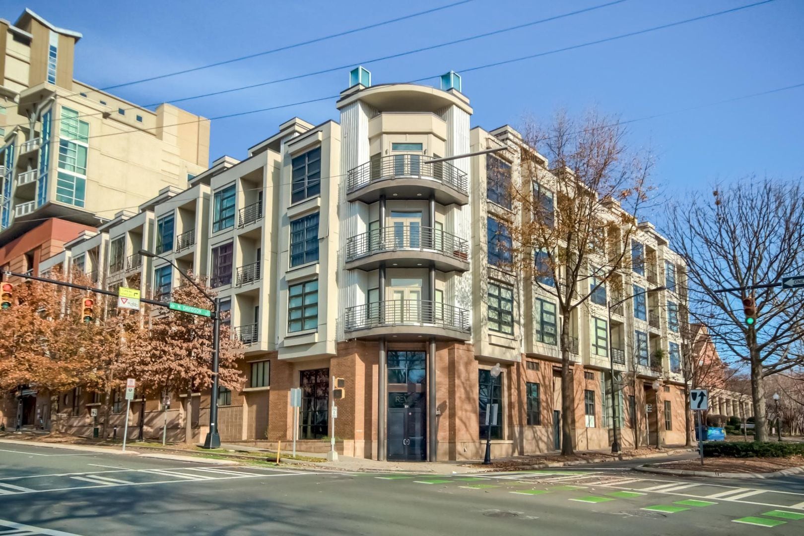 Building Photo - 525 E 6th St