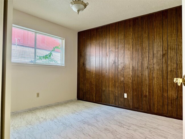 Building Photo - 2802 Valley Forest Dr