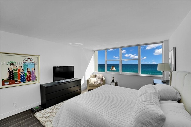 Building Photo - 3140 S Ocean Dr