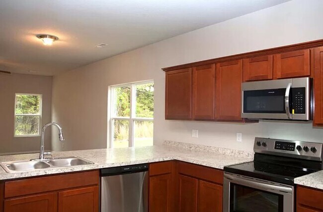Building Photo - 4-Bedroom, 2-Bathroom West Fayetteville Home Available 7/1