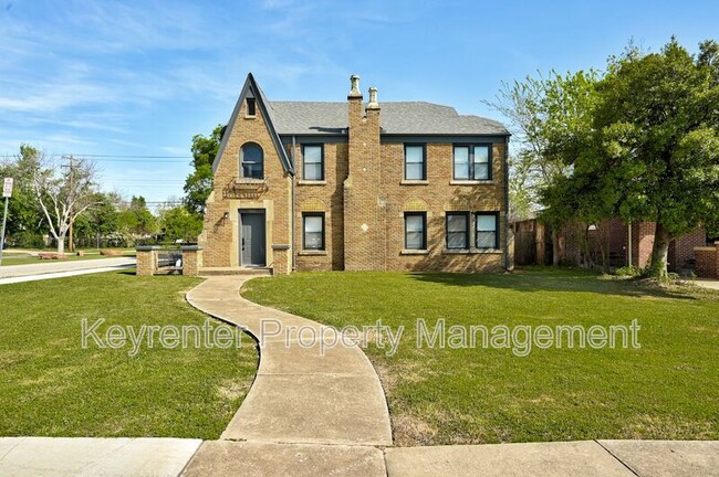 Building Photo - 701 NE 14th St