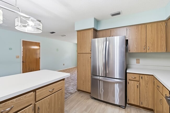 Building Photo - Charming 2/2 Spacious Home with/ 1 Car Garage in St. Cloud Close to the Lakefront Park