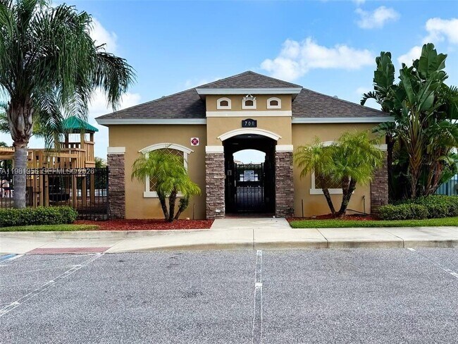 Building Photo - 808 Old Country Rd S E