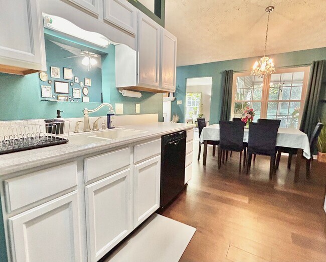 Building Photo - Beautiful 3 bedroom-plus bonus room-2 bath for rent!