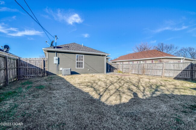 Building Photo - 2225 S Porter Ave