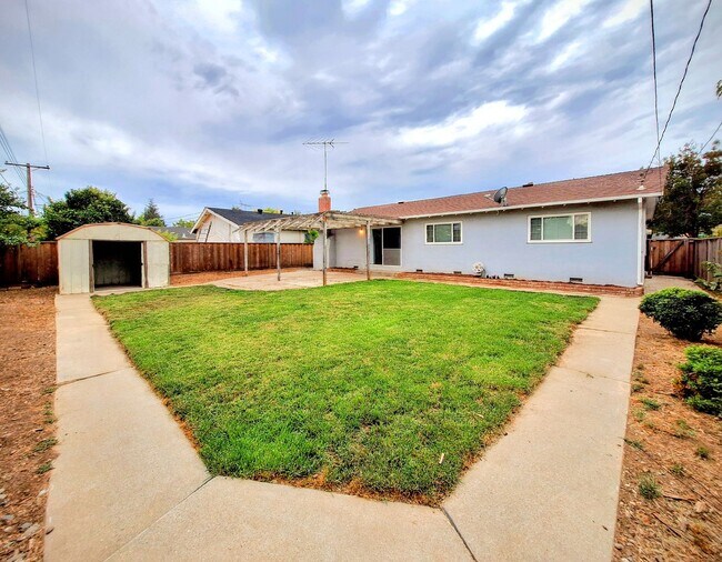 Building Photo - Charming Single Story 3bd House with Large Yard!