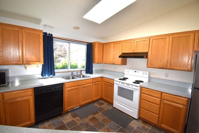Building Photo - Spacious Home.