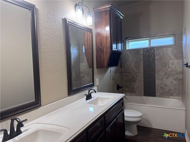Building Photo - 2033 Catkins Ln