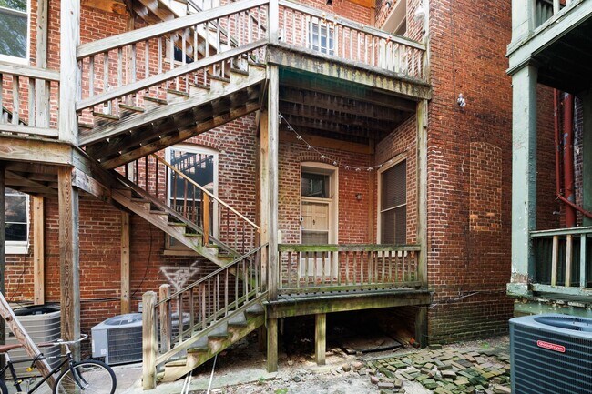 Building Photo - 818 W Franklin St