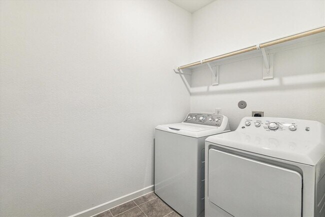 Building Photo - 9614 Angelina Water Dr