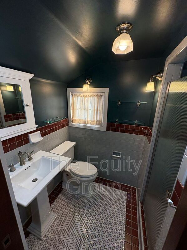 Building Photo - 820 S Court St