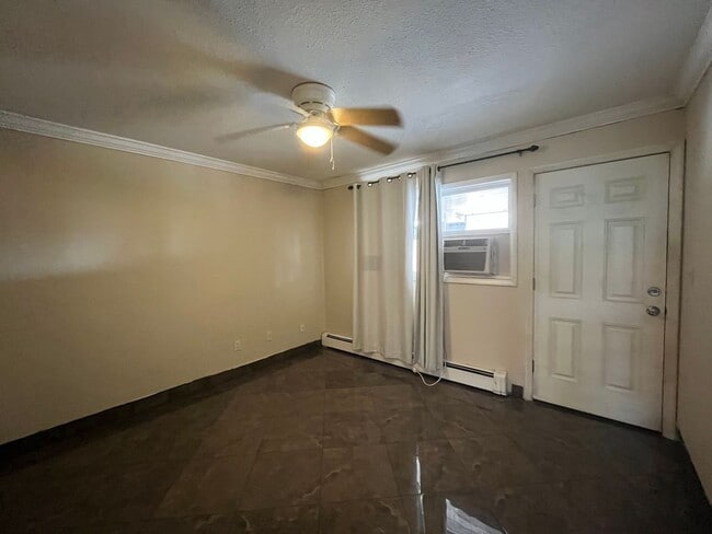 Building Photo - Cozy, ground floor condo for rent