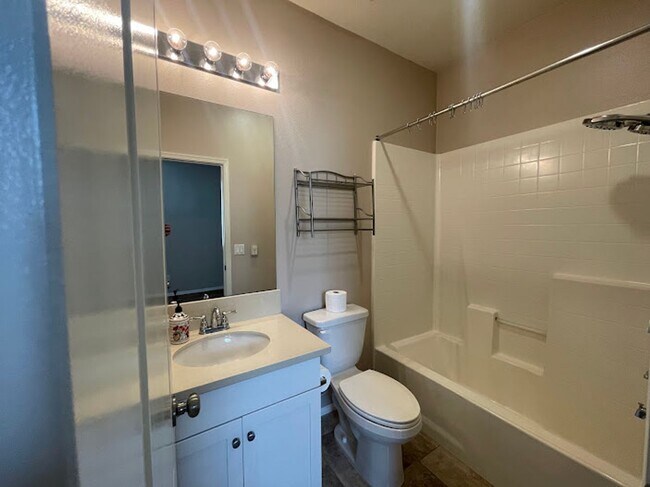 Building Photo - Stunning 2 bed 2.5 bath Solar Powered Town...