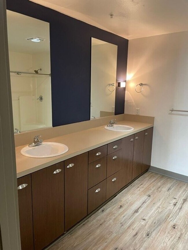 Building Photo - Modern Top Floor Condo with Views, Secured Building & Parking - Water,Sewer,Garbage Included!