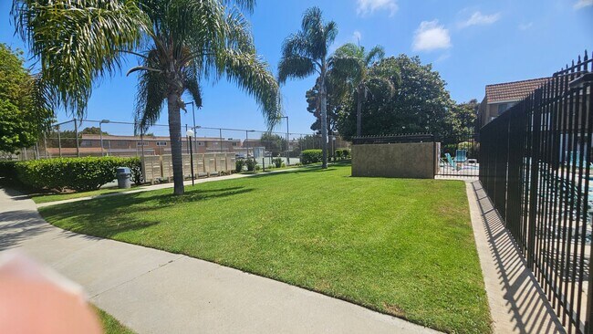 Building Photo - Gorgeous Remodeled 3bed 3bath 2 car garage...