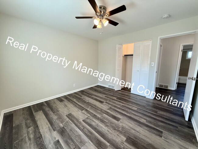 Building Photo - 3 Bedroom 2 Bath Overland Park Duplex Now Available!