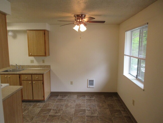 Building Photo - Quiet Two Bedroom Apartment in Keizer