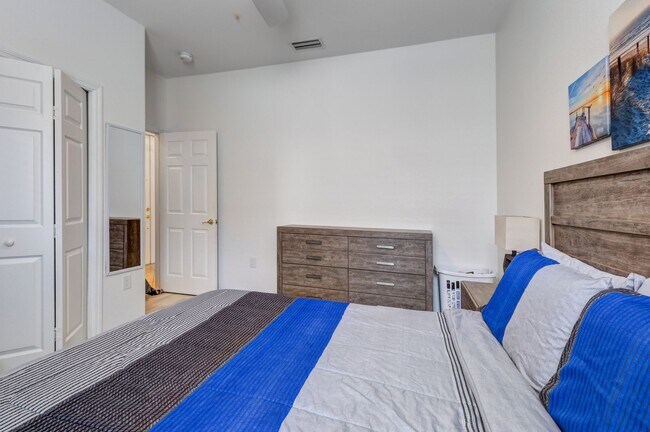 Building Photo - ** REFLECTION LAKES ** 4 BED / 2 BATH - PO...