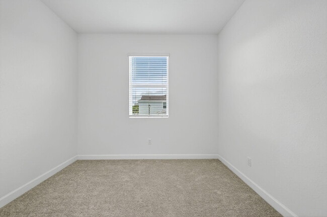 Building Photo - 303 SE Crossoak Ln