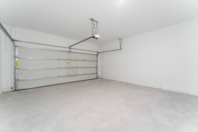 Building Photo - 276 Taft Dr