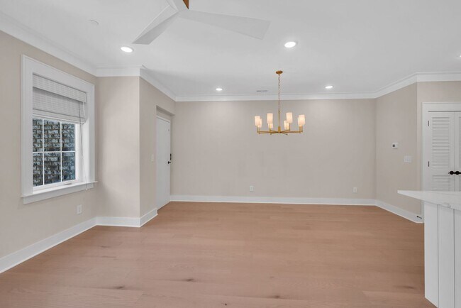 Building Photo - Beautiful 2BR/2BA top-floor end unit!