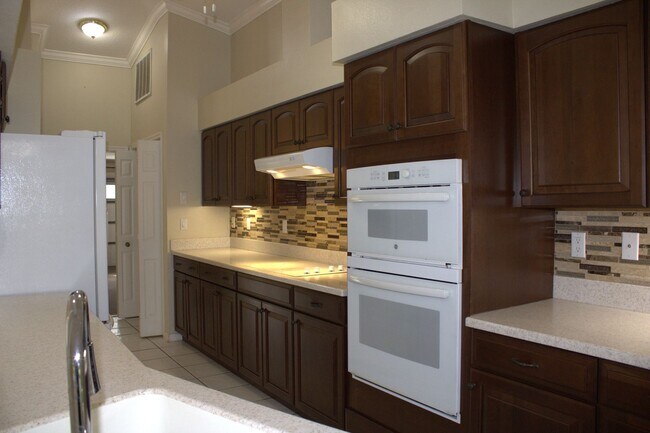 Building Photo - 3/2/3 Spring Hill Home