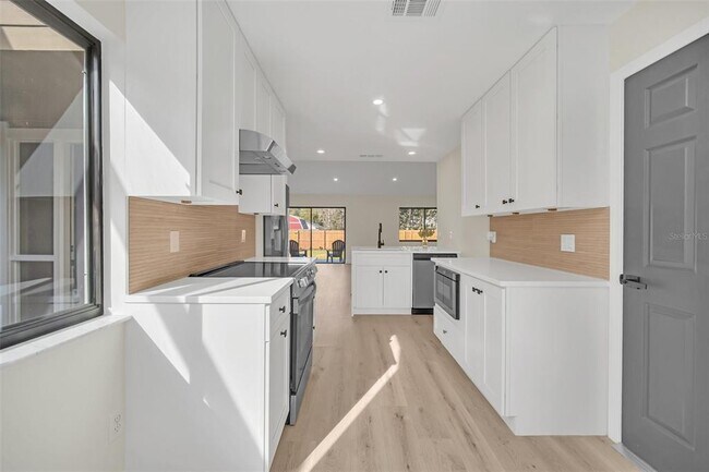 Building Photo - 8244 Limetree Ct