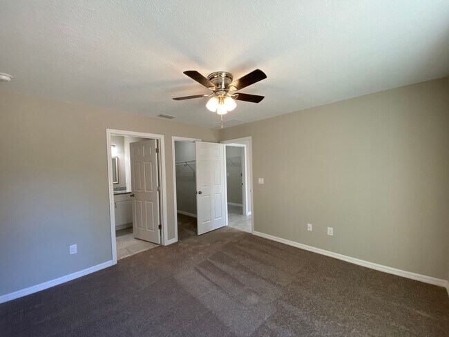 Building Photo - Custom Home - Desirable SW Ocala Neighborh...