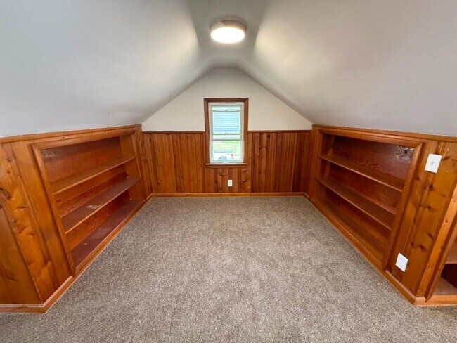 Building Photo - 3-BED, 1 BATH BEAUTIFUL SINGLE- FAMILY HOME IN MAPLE HEIGHTS!