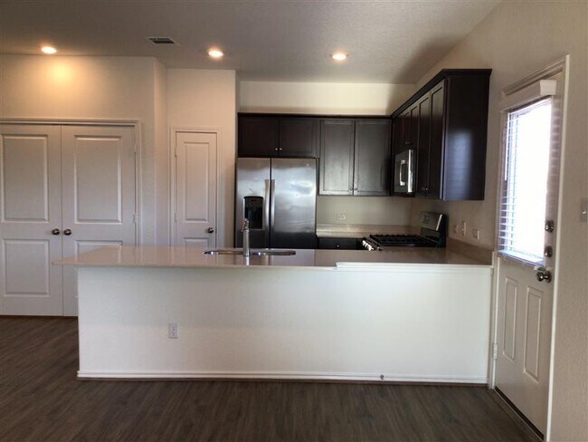 Building Photo - 900 Piney Cove