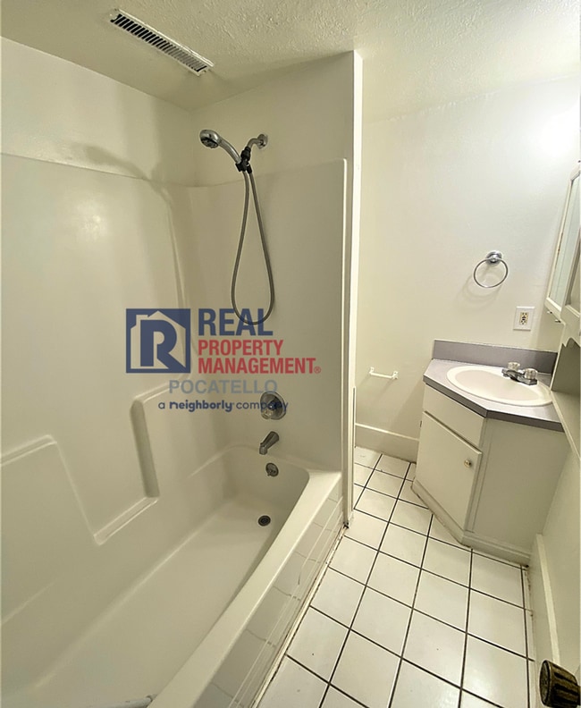 Building Photo - 3 bedroom 1 bath home - Dogs negotiable with additional fees