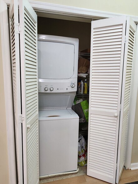 W/D in unit - 15 Enterprise Ct