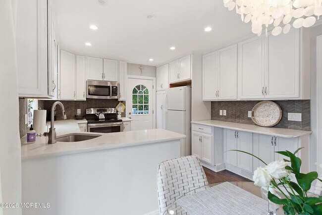 Building Photo - 96 Lakeshore Dr