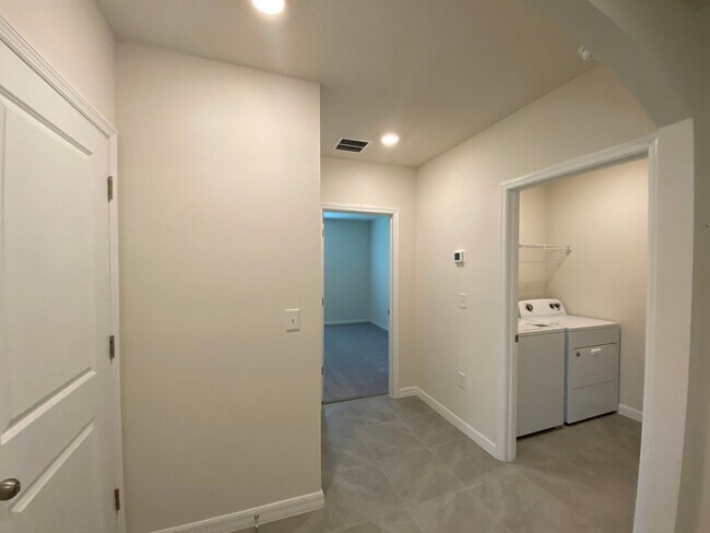 Building Photo - Desirable SE Ocala Neighborhood - Lake Dia...