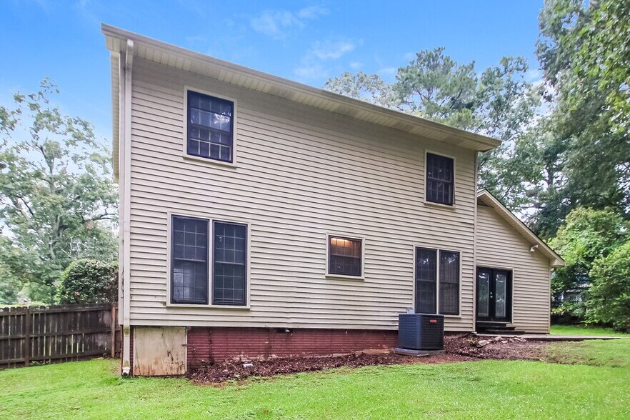 Building Photo - 1489 George Dr SE